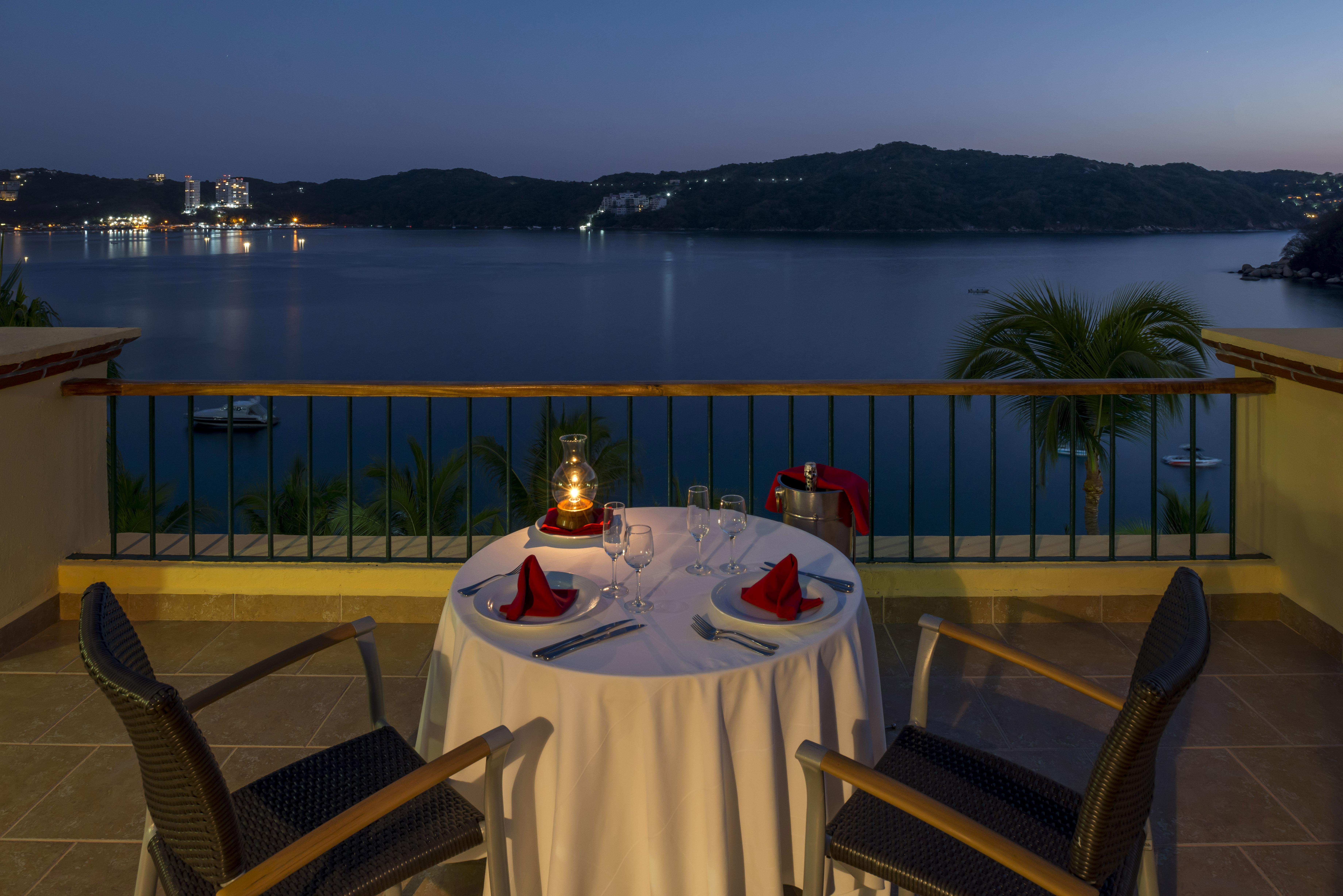 Hotel Camino Real Acapulco Diamante Zewnętrze zdjęcie A table set for dinner