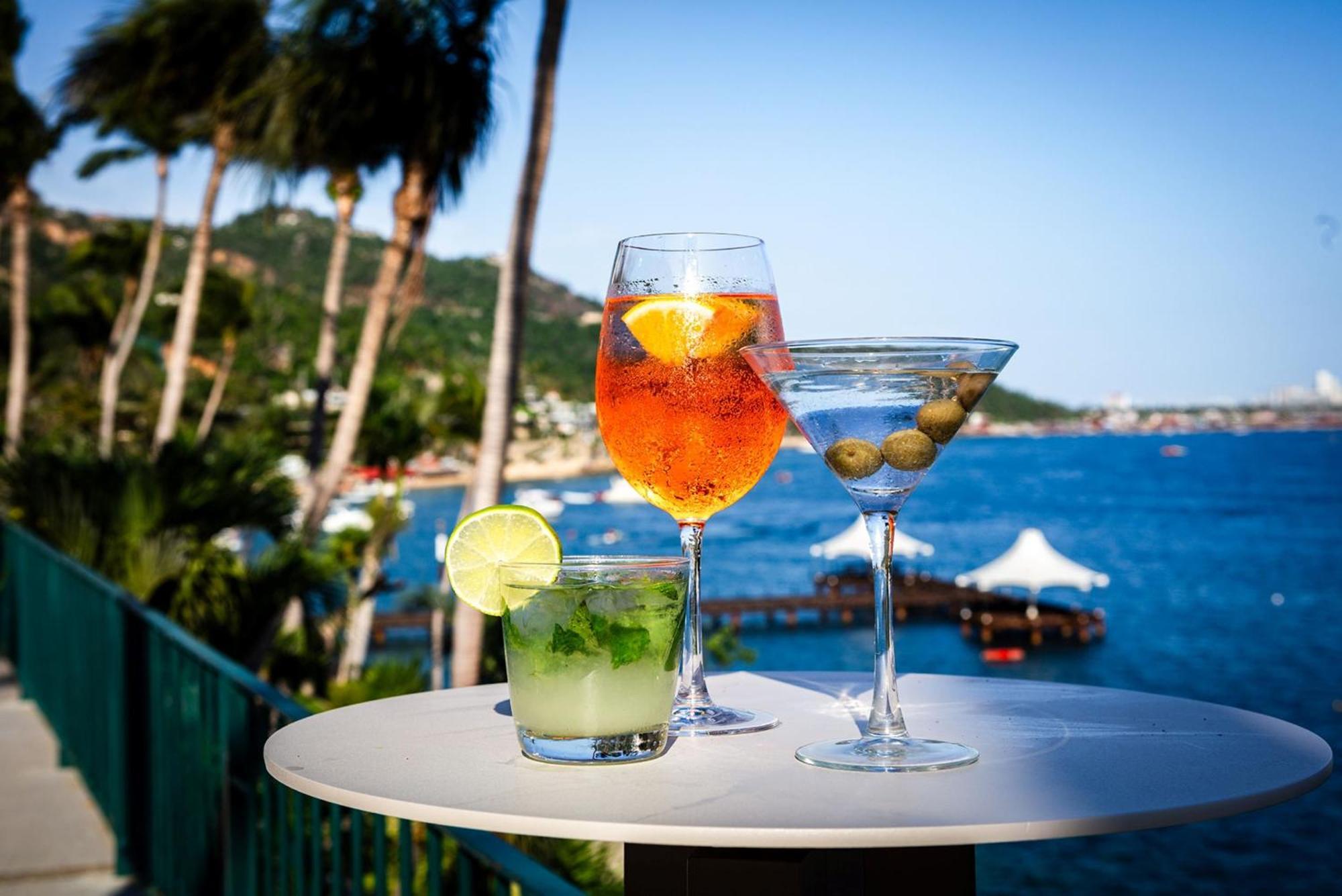 Hotel Camino Real Acapulco Diamante Zewnętrze zdjęcie Cocktails at the beach
