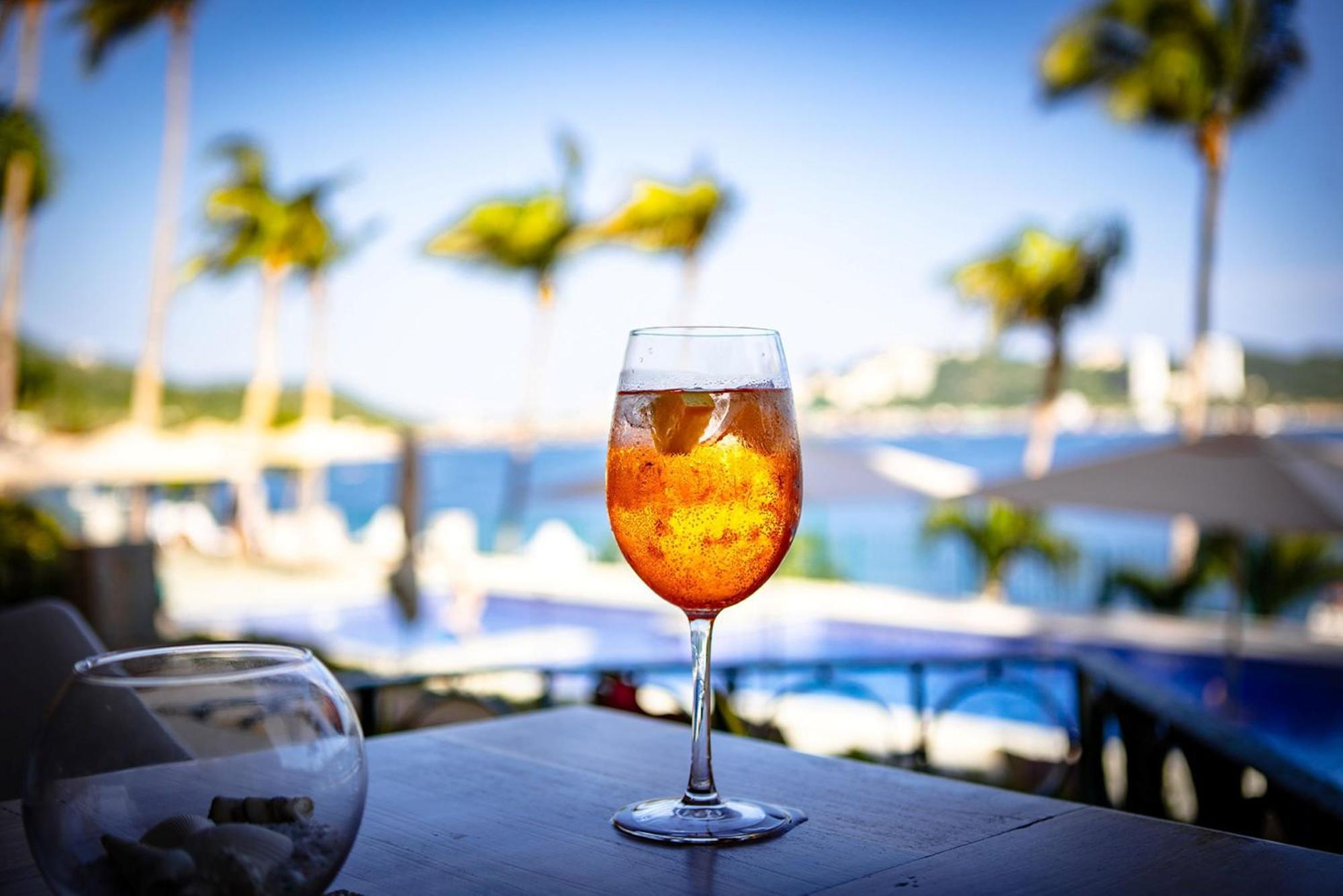 Hotel Camino Real Acapulco Diamante Zewnętrze zdjęcie A glass of Aperol Spritz