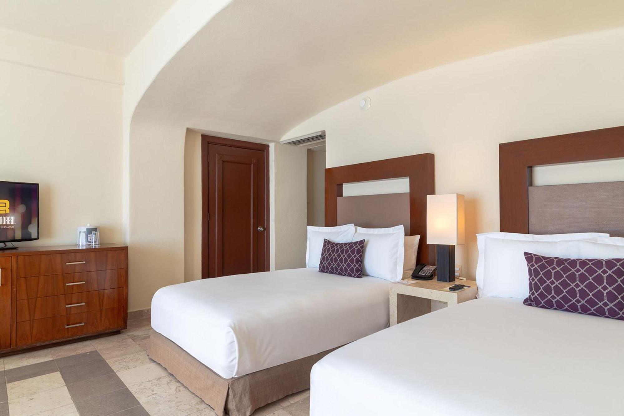 Hotel Camino Real Acapulco Diamante Zewnętrze zdjęcie A guest room at the Hilton Vallarta Bay Resort