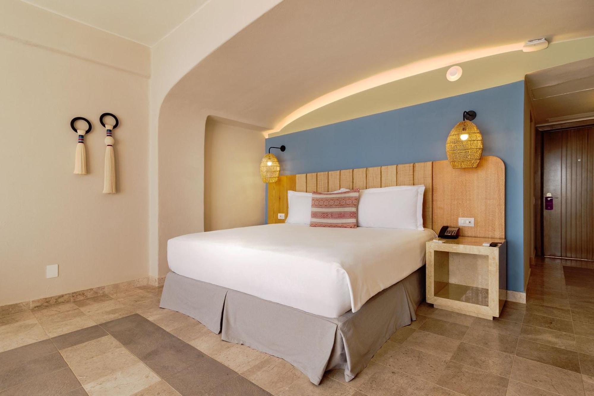 Hotel Camino Real Acapulco Diamante Zewnętrze zdjęcie A bedroom at the Iberostar Grand Hotel at Playa Paraíso, Tenerife