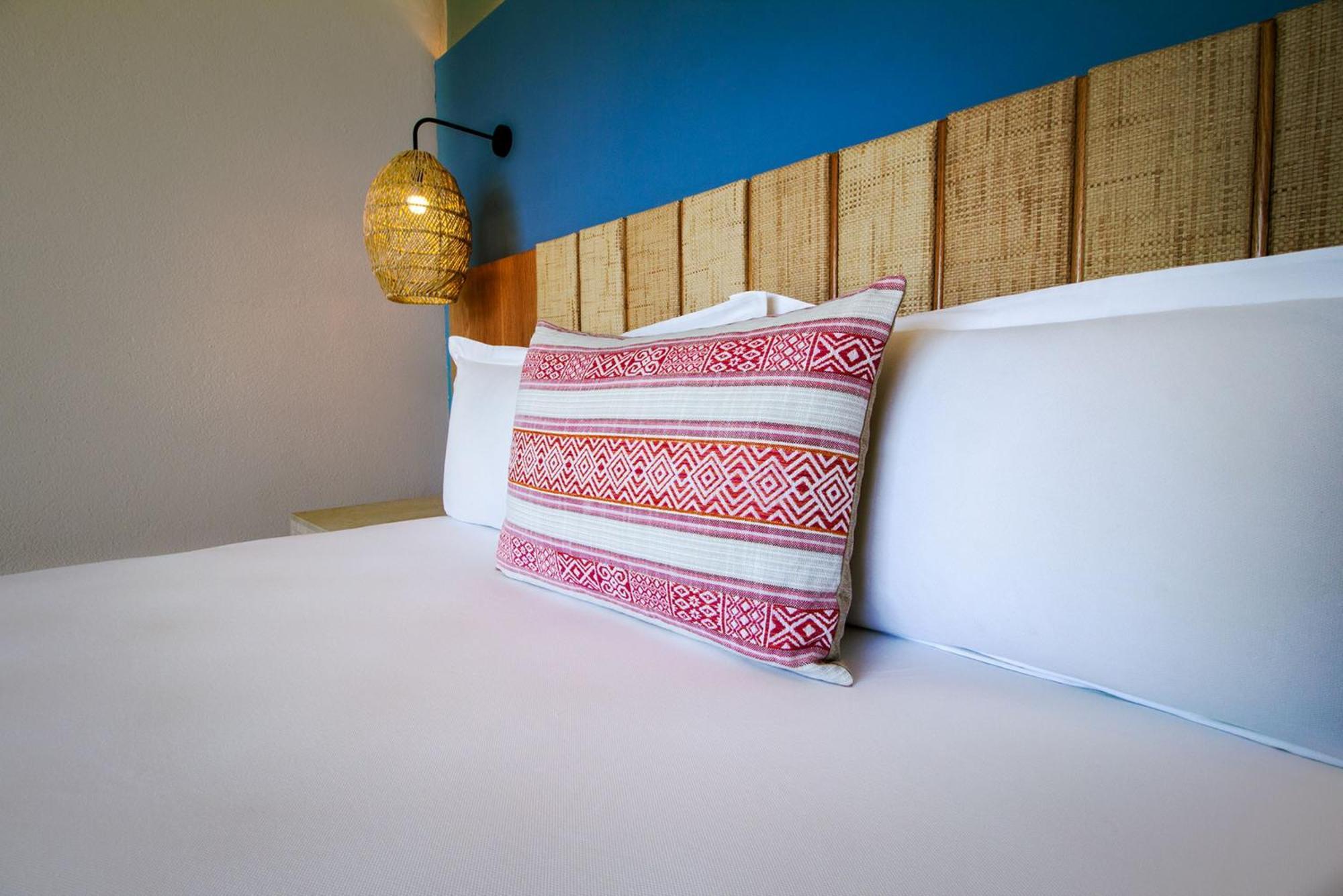 Hotel Camino Real Acapulco Diamante Zewnętrze zdjęcie A throw pillow